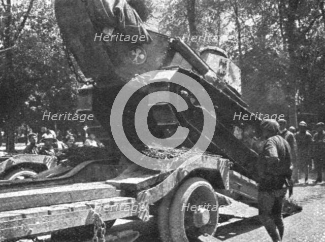 'Notre Artillerie d'Assaut; La Replique de Foch: Au Sud-ouest de Soissons; embarquement..., 1918. Creator: Unknown.