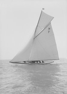 The 8 Metre 'Garraveen' (H7), sailing close-hauled, 1914 Creator: Kirk & Sons of Cowes.