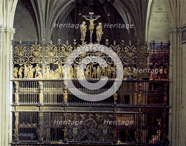 Iron gate with Corinthian pilasters and plateresque ornaments, made between 1518-1520.