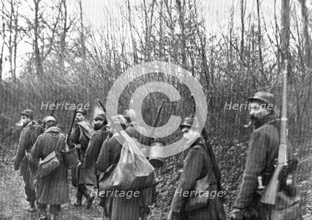'La vie en Campagne; Une section, qui vient d'etre relevee, quitte les premieres lignes', 1914. Creator: Unknown.
