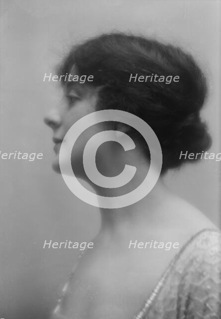 Kuhn, T., Mrs., portrait photograph, 1912 or 1913. Creator: Arnold Genthe.