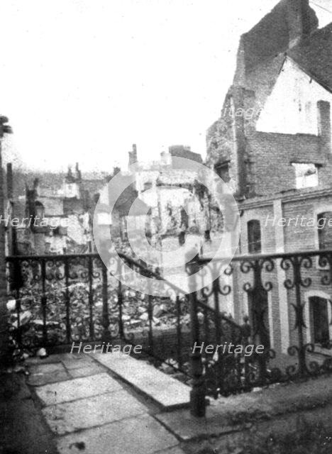 ''Dinant et Louvain: Dinant; le vide derriere les facades branlantes', 1914. Creator: Unknown.