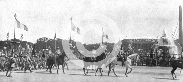 'Le jour de gloire; le defile triomphal place de la Concorde: le 5e corps d'armee (Orleans)..., 1919 Creator: Unknown.