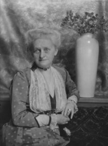 Benziger, L., Mrs., portrait photograph, 1915. Creator: Arnold Genthe.