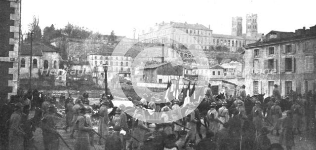 'le Soldat inconnu; le meme jour, le cercueil du Soldat inconnu est transporte de la..., 1920. Creator: Jean Clair-Guyot.