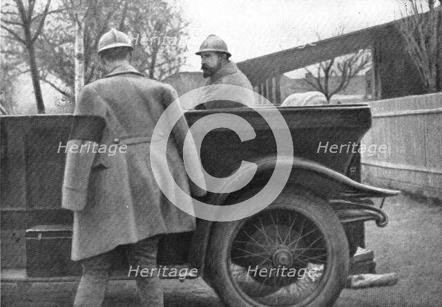 'Aux armees Roumaines ; le roi Ferdinand dans son automobile ; aupres de lui, son fils Carol. Tous d Creator: Unknown.