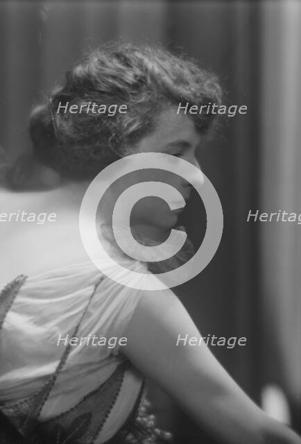 Congdon, D.E., Mrs., portrait photograph, 1915 July 23. Creator: Arnold Genthe.