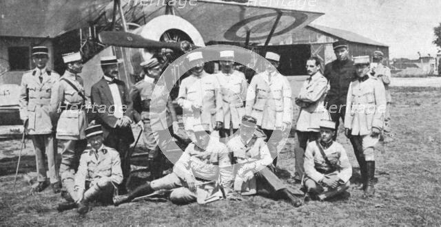 'Aviateurs; Une visite de Gabriele d'Annunzio aux aviateurs francais de Venise', 1916. Creator: Unknown.
