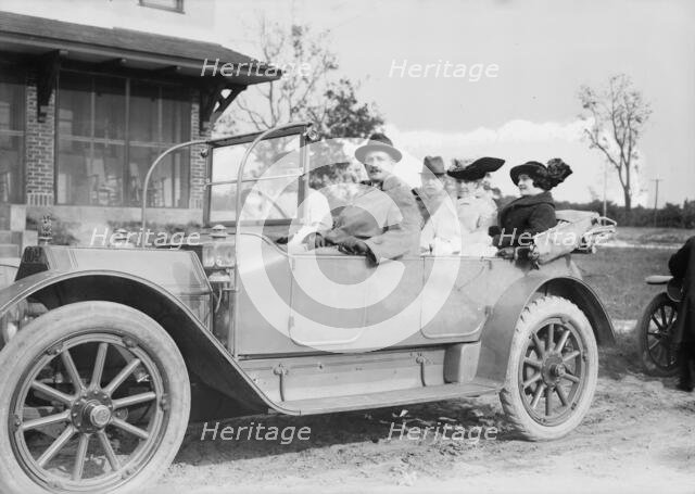 Fred Schnell, Mayor Klin[e], wife and daughter, 1913. Creator: Bain News Service.