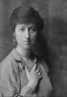 Carpender, Sidney, Mrs., portrait photograph, 1915 Jan. 27. Creator: Arnold Genthe.