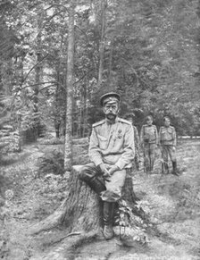 'Le prisonnier de Tsarskoie-Selo; L'empereur dechu et ses gardiens dans le parc de l'ancien..., 1917 Creator: Unknown.