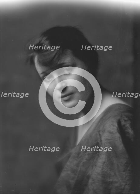 Harrison, Miss, portrait photograph, 1915 Dec. or 1916 Jan. Creator: Arnold Genthe.