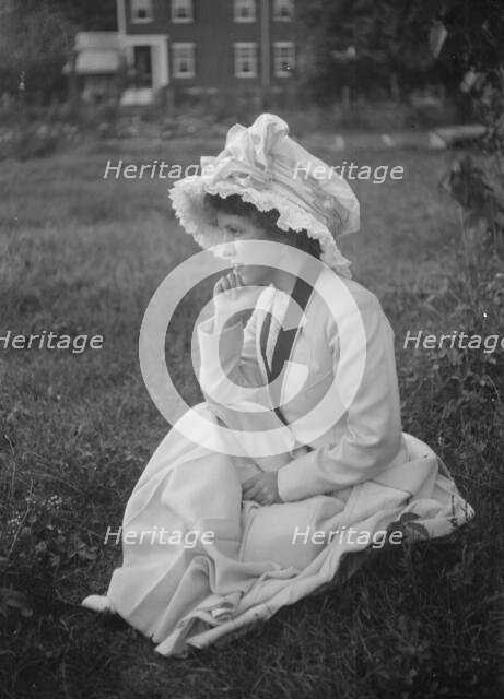 Rainsford, Mrs., seated outdoors, between 1922 and 1924. Creator: Arnold Genthe.