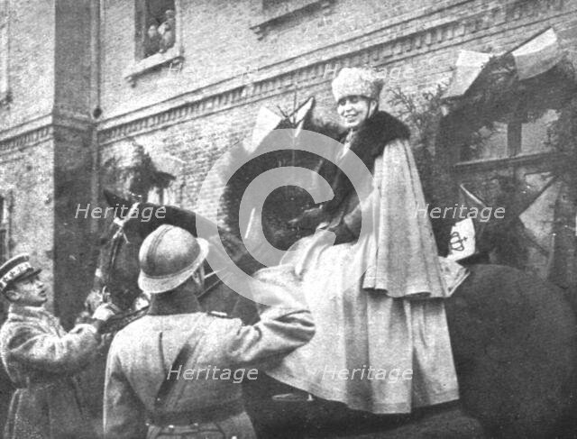 'En Roumanie Liberee; La reine Marie, a cheval et en tenue de general,est saluee par un..., 1918. Creator: Unknown.