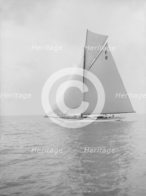 The 10 Metre class 'Eleda' (F6) sailing close-hauled, 1913. Creator: Kirk & Sons of Cowes.