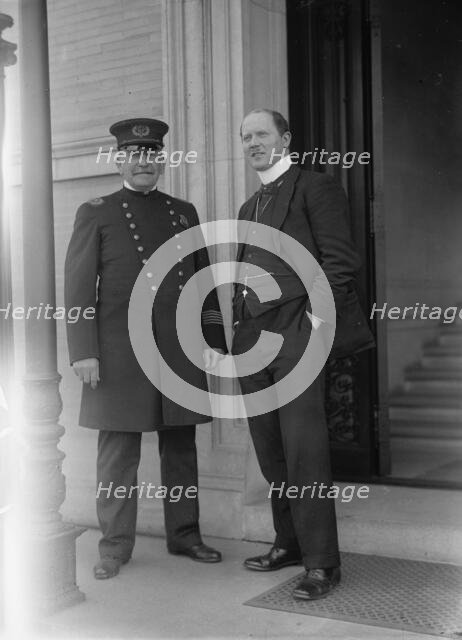 British Commission To U.S. - Inspector D.O. O'Donnell Talking To D.C. Policeman, 1917. Creator: Harris & Ewing.