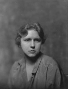 Hunter, Charlotte, Miss, portrait photograph, 1916 or 1917. Creator: Arnold Genthe.