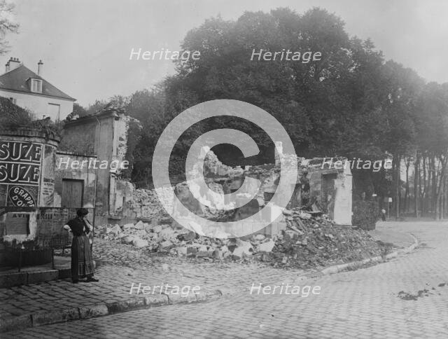 Senlis, Rue de la Republique, 1914. Creator: Bain News Service.