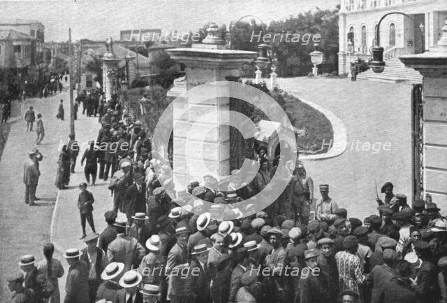 'Les evenements d'orient; Le 3 juin 1916,l'etat de siege est proclame a Salonique: des soldats et de Creator: Unknown.