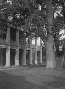 Plantation house, New Orleans, between 1920 and 1926. Creator: Arnold Genthe.