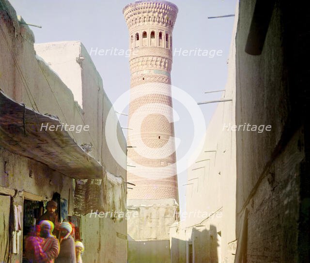 Street scene with vendors, minaret in background, between 1905 and 1915. Creator: Sergey Mikhaylovich Prokudin-Gorsky.