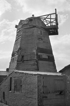 Biscott Windmill, Luton, Bedfordshire, 1934. Artist: HES Simmons