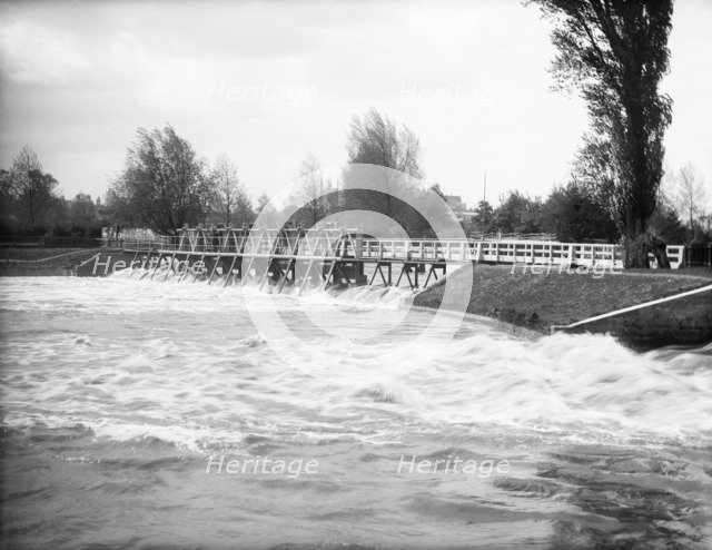 Caversham New Weir, Caversham, Reading, Berkshire, 1883. Artist: Henry Taunt