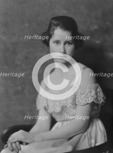 Orne, Isabel, Miss, portrait photograph, 1916. Creator: Arnold Genthe.