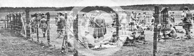 'La bataille de Champagne; Un enclose aux officiers prisonniers', 1915 (1924). Creator: Unknown.