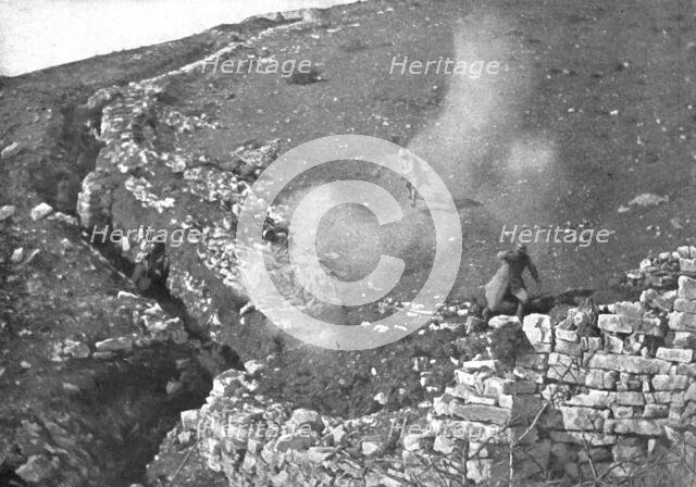 'Par Dela les Alpes; Sur le front italien: l'explosion d'un shrapnell sur une tranchee..., 1917. Creator: Unknown.