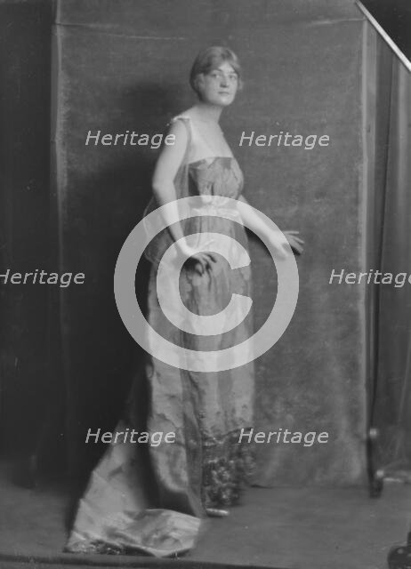 Martin, Miss, portrait photograph, 1916. Creator: Arnold Genthe.