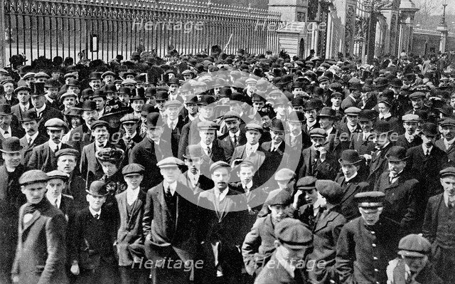 'The Crowds outside Buckingham Palace, A Nations Apprehension', 1910. Artist: Unknown