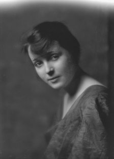Harrison, Miss, portrait photograph, 1915 Dec. or 1916 Jan. Creator: Arnold Genthe.