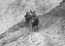 ''Le front russe d'asie; Cavaliers en reconnaiccance dans les montagnes du Kop-Dagh', 1916. Creator: Unknown.