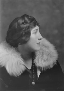 Mrs. W.B. Knapp, portrait photograph, 1918 Nov. 6. Creator: Arnold Genthe.