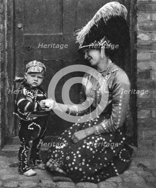 Pearly Queen and Pearly Prince, London, 1926-1927. Artist: Hoppe