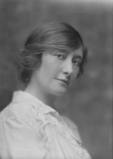 Leslie, Maude, Miss, portrait photograph, 1915 Apr. 6. Creator: Arnold Genthe.