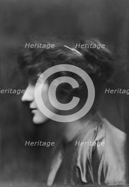 Eder, Helen, Miss, portrait photograph, 1913. Creator: Arnold Genthe.