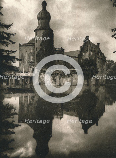 'Gemen (Westfalen). Wasserschloss', 1931. Artist: Kurt Hielscher.