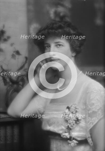 Simon, Beatrice M., portrait photograph, 1912 or 1913. Creator: Arnold Genthe.