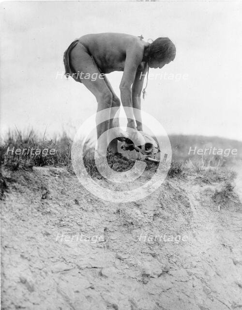 Hu ka-lowa pifire-carrier bringing the skull, c1908. Creator: Edward Sheriff Curtis.