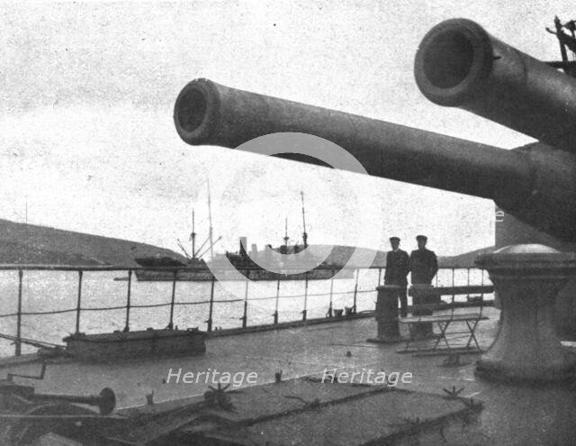 'L'expedition des Dardanelles; Au mouillage de Skyros: deux des canons de 305 du..., 1914 (1924). Creator: Unknown.