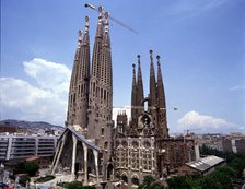 Temple of the Sagrada Familia in Barcelona, ??detail of the works of the vault of the central nav…