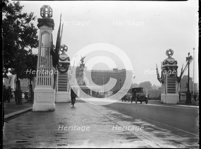 The Mall, City of Westminster, London, 1919. Creator: Katherine Jean Macfee.