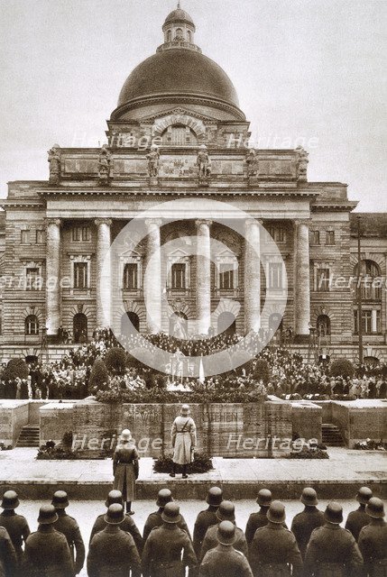 Ceremony honouring the German war dead of WWI before the Army Museum in Munich, 1920s. Artist: Unknown