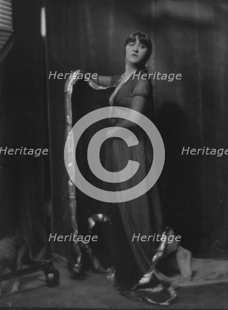 Dolly sister, portrait photograph, 1916. Creator: Arnold Genthe.