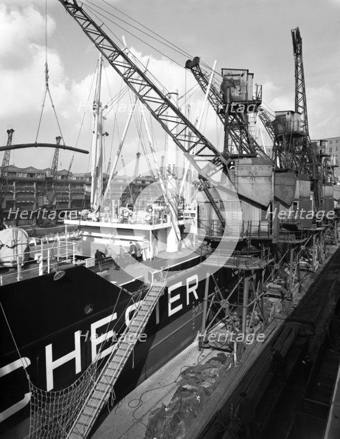 The 'Manchester Renown' being loaded with steel for export, Manchester, 1964.  Artist: Michael Walters