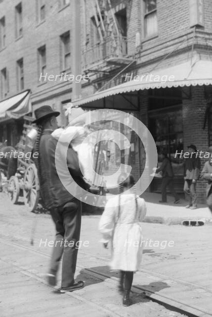 Father and children, Chinatown, San Francisco, between 1896 and 1906. Creator: Arnold Genthe.