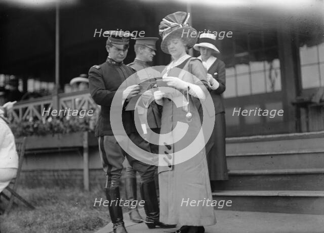 Benning Races - Groups Unidentified, 1912. Creator: Harris & Ewing.