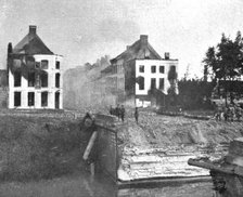 'La supreme defense d'Anvers; Des maisons de Lierre brulent', 1914. Creator: Unknown.